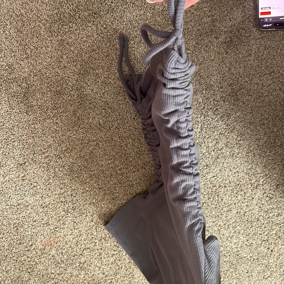 scrunched sides with a tie at the end - Picture 3 of 3